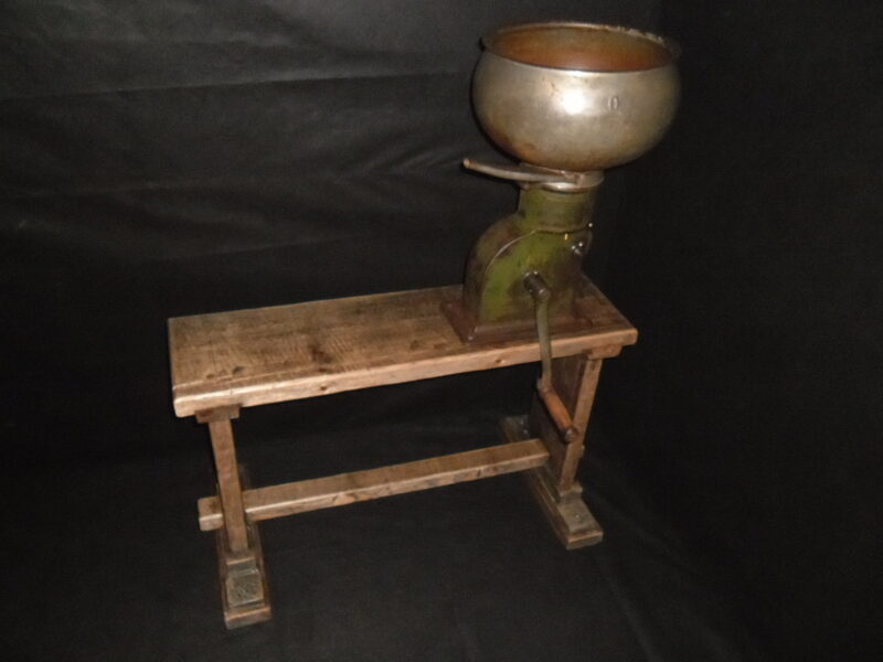 №41. Ручной сепаратор на скамейке.