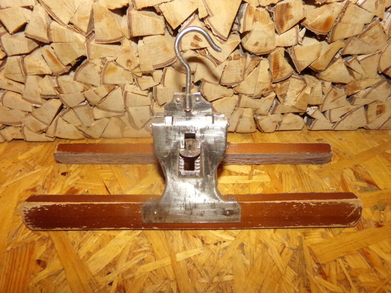 Раздвижная вешалка с зажимным механизмом. СССР. Середина 20 века.