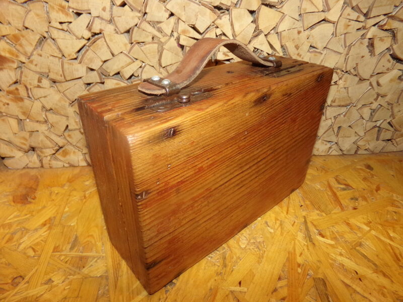 №20. Деревянный чемоданчик с кожаной ручкой. Восточная Латвия. Начало 20 века.