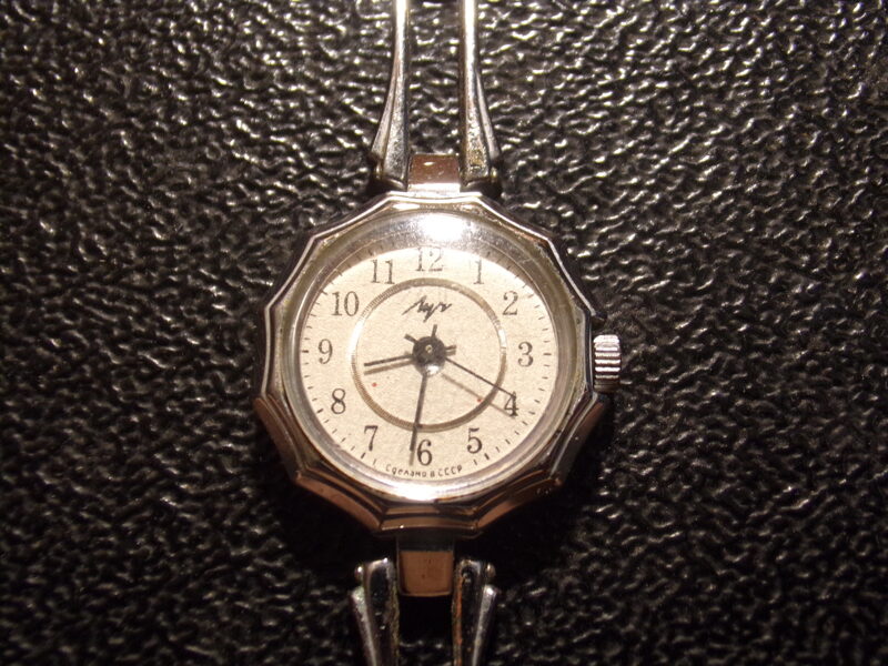 Женские наручные механические часы "Луч". СССР.