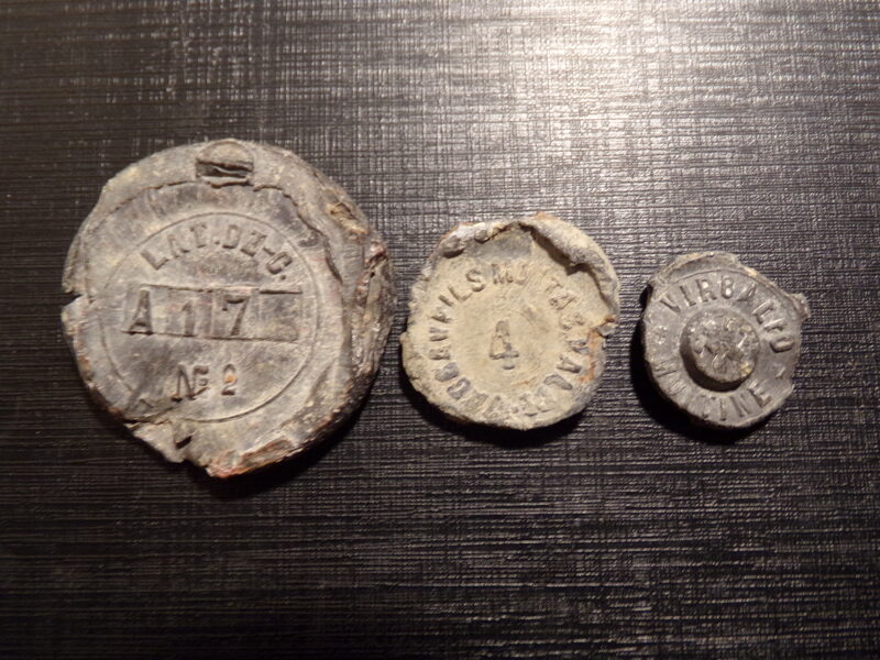 №18. Три свинцовых пломбы. Латвийская железная дорога. Управление столичной таможни. Транзитная пломба Литвы. 1920-тые года.