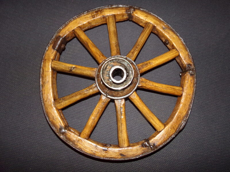 Дубовое колесо диаметром 54 см.