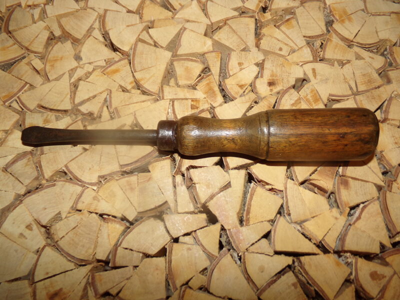 №116. Отвертка с деревянной ручкой.