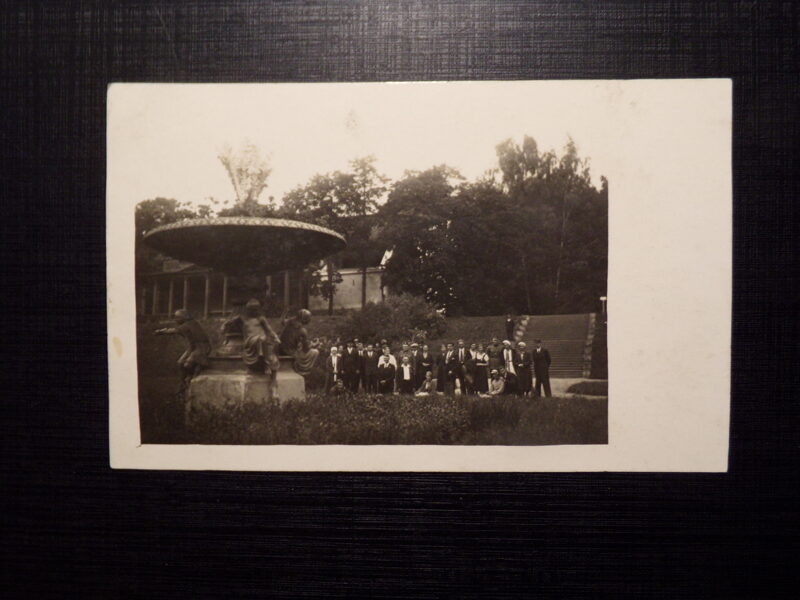 №203. В парке Буртниекского замка. Латвия. 1935 год.