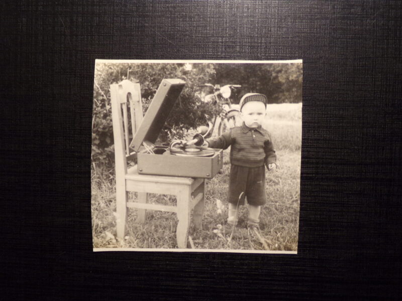 №250. Ребенок с патефоном. Советская Латвия. Середина 20 века.