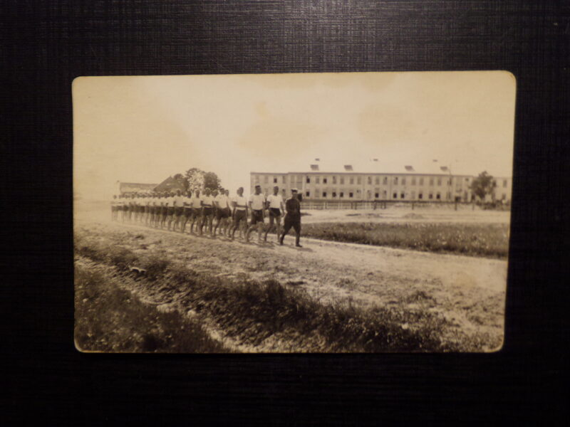 №117. Латвия. 1932 год. Военная часть в городе Цесис. Отдельный артиллерийский дивизион. Семейный архив Дубровских.