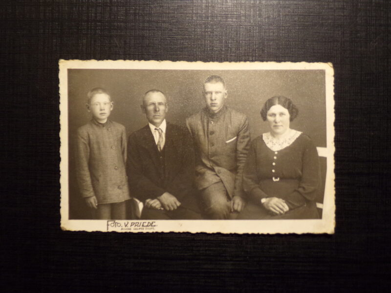 №213. Семейный портрет. Латвия. Зилупе. Фотостудия В. Приеде по адресу Бривибас 23.