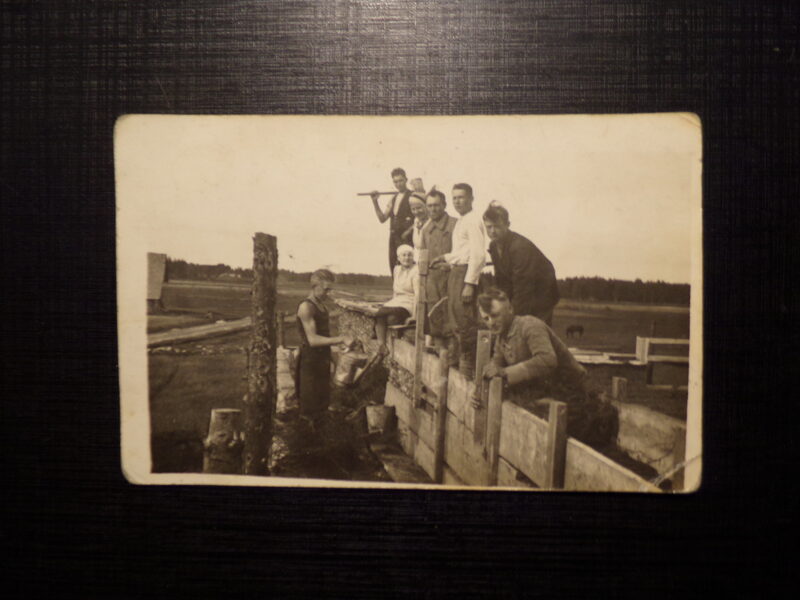 №111. Латвия. 1930-тые года. Сельская стройка.