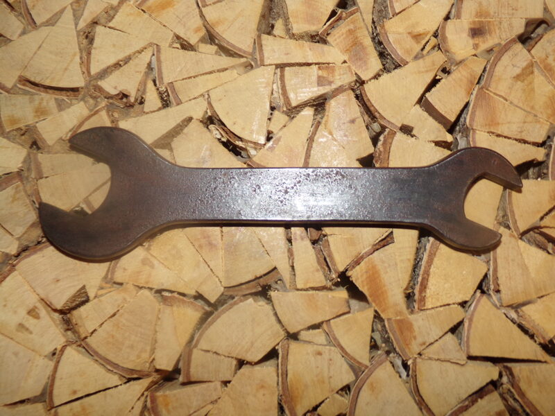 №50. Старинный гаечный ключ из толстого металла.
