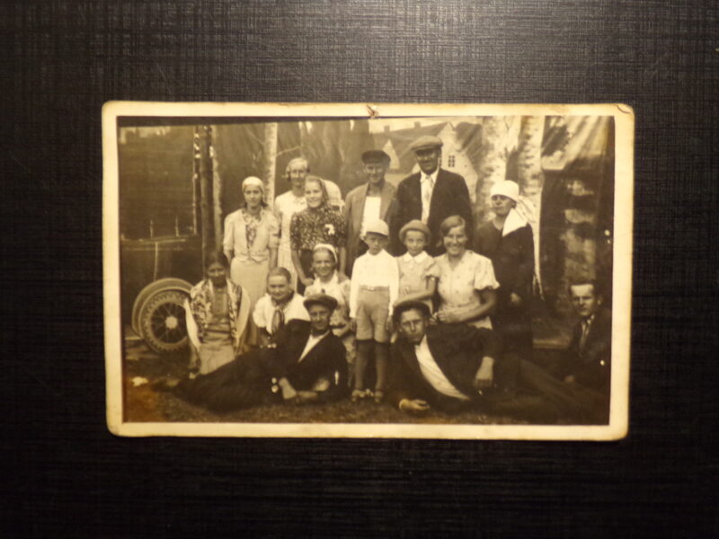 №285. Фото в студии с декорацией. Латвия. 1930-тые года.