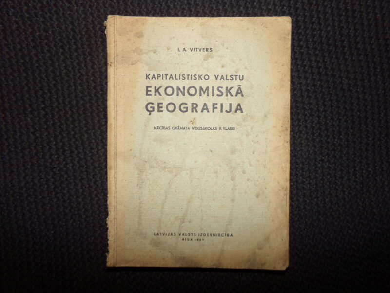№212. Экономическая география капиталистических стран. Учебник для 9 класса. Рига. 1947 год. На латышском языке. 305 страниц.