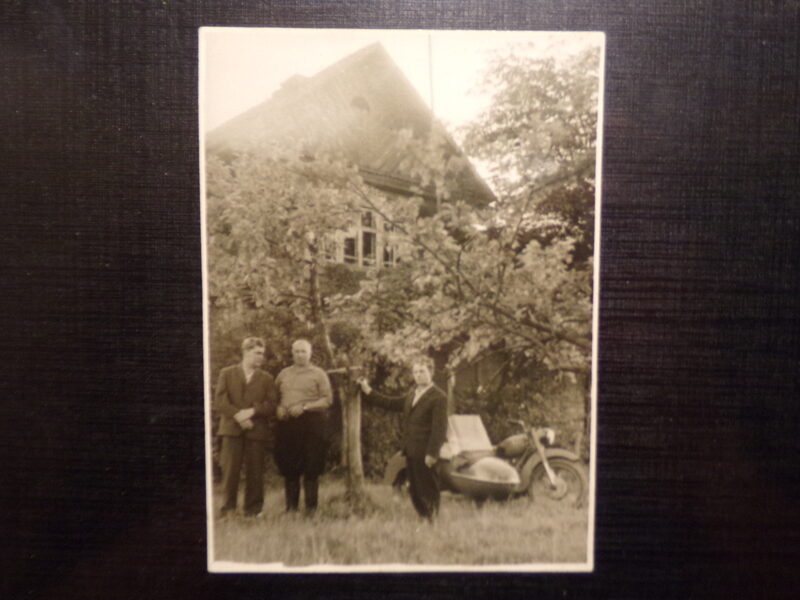 №316. Советская Латвия. Истринская волость. Деревня Пугачи. Дубровский Николай Андреевич возле родительского дома. 1960-тые года.