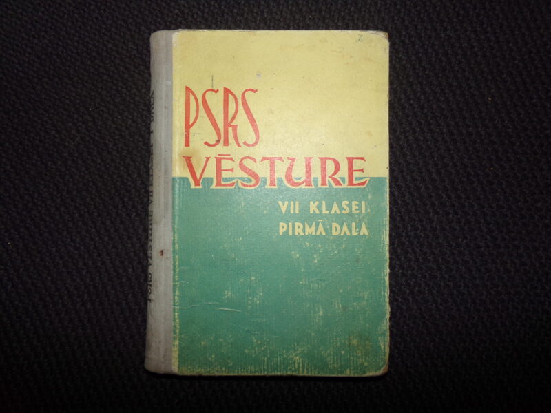 №122. История СССР для 7 класса. 1 часть. На латышском языке. Рига. 1961 год. 235 страниц.