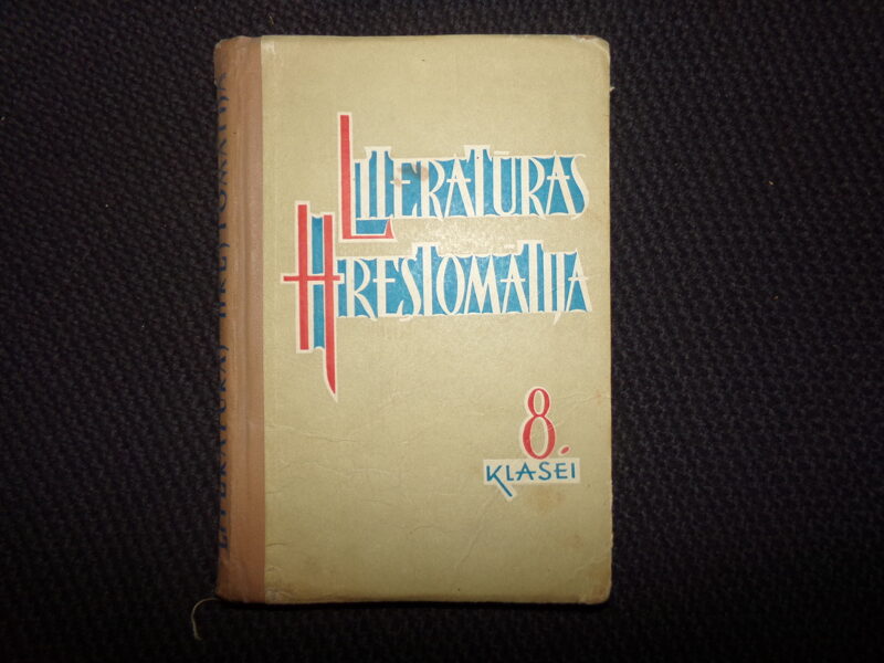 №124. Хрестоматия по литературе для 8 класса. На латышском языке. Рига. 1966 год. 212 страниц.