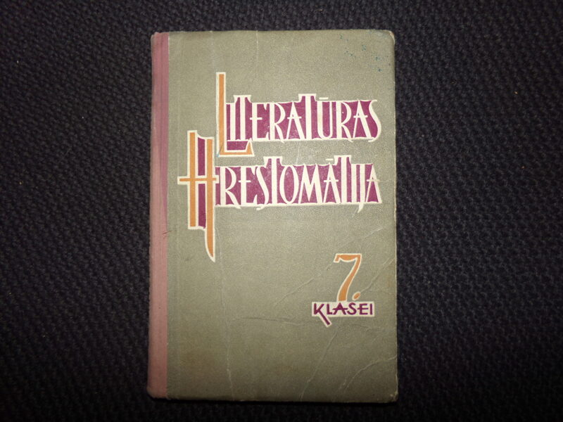 №128. Хрестоматия по литературе для 7 класса. На латышском языке. Рига. 1965 год. 190 страниц.