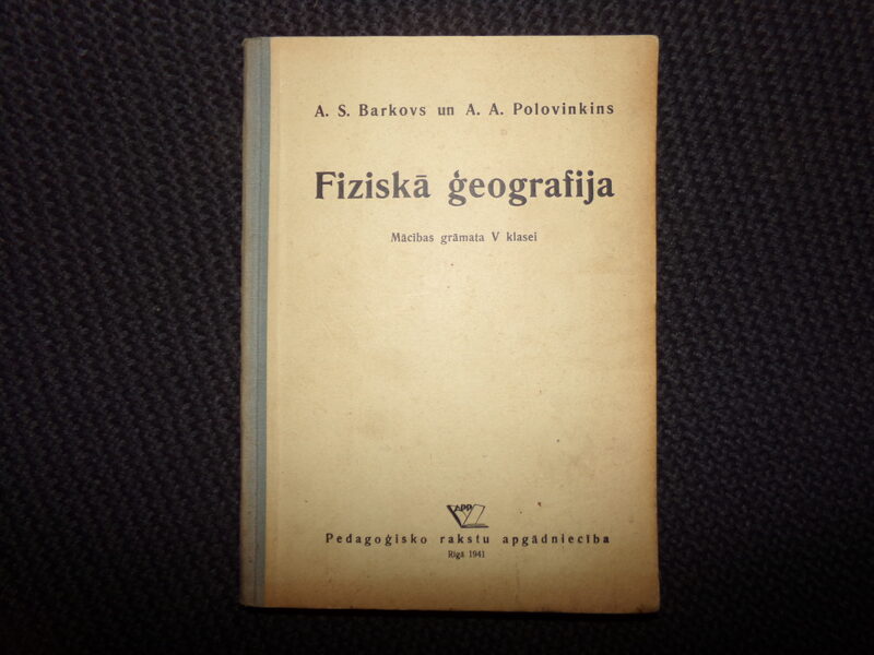 №219. Физическая география. Учебник для 5 класса. На латышском языке. Рига. 1941 год. 147 страниц.