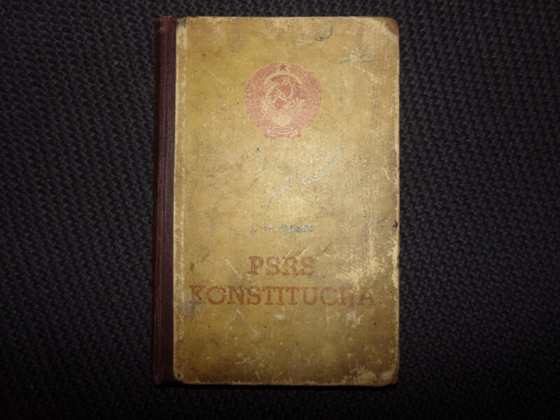 №223. Конституция СССР. Учебник для 7 класса. Рига. 1951 год. На латышском языке. 198 страниц.