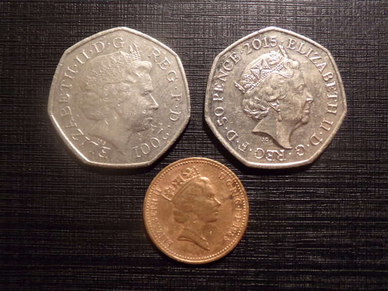 №119. 50 пенсов 2001 год. 50 пенсов 2015 год. 1 пенс 1988 год. Великобритания.