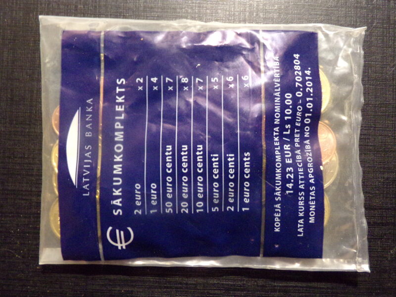 №144. Стартовый комплект евро монет. 10 лат- 14.23 евро. Банк Латвии. 2013 год.