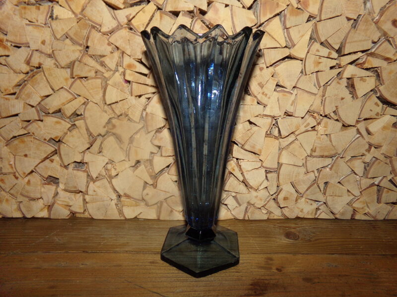 №45. Ваза для цветов из синего стекла. СССР.