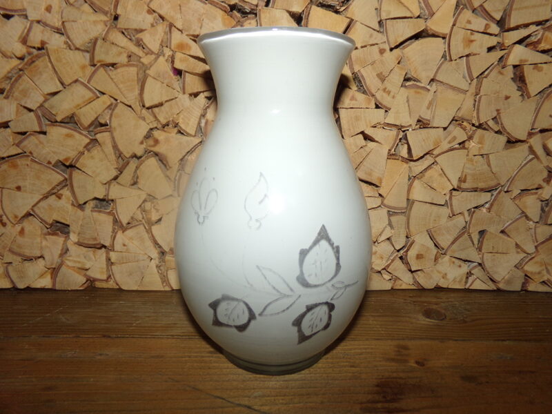 №66. Ваза из белого стекла с росписью. СССР.