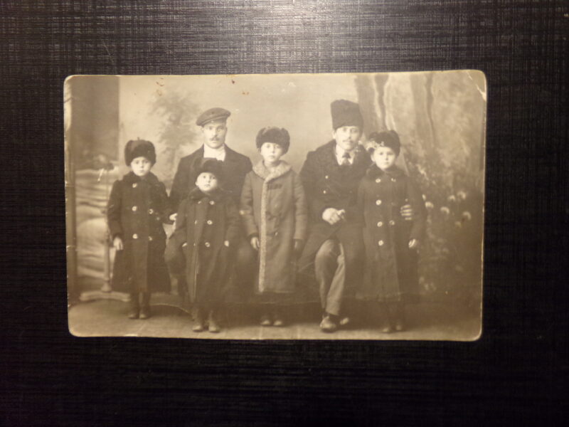 №159. Российская Империя. Начало 20 века. Групповой портрет в студии.