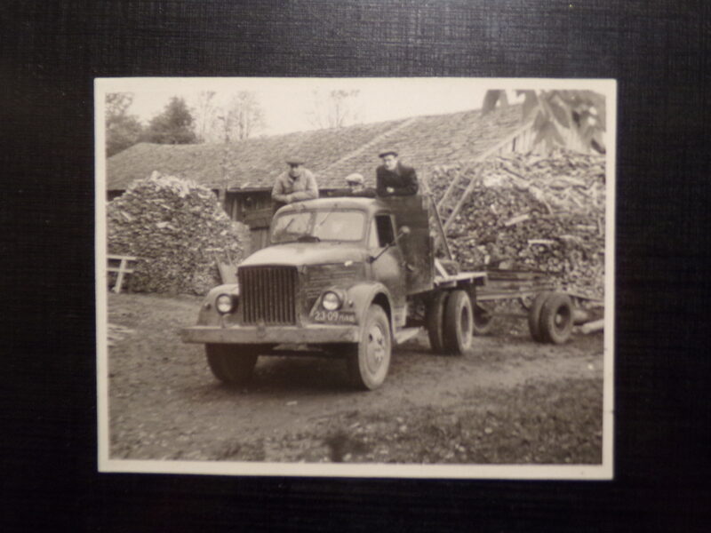 №317. Советская Латвия. Зилупе. Заготовка дров возле школы. 1960-тые года. Архив Дубровского Николая Андреевича.