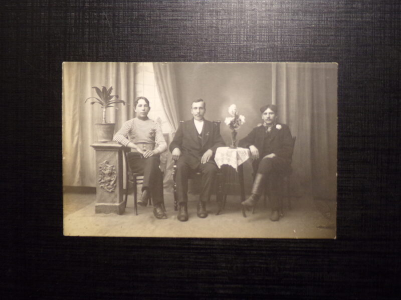 №188. Групповой портрет в студии. Латвия. Начало 20 века.