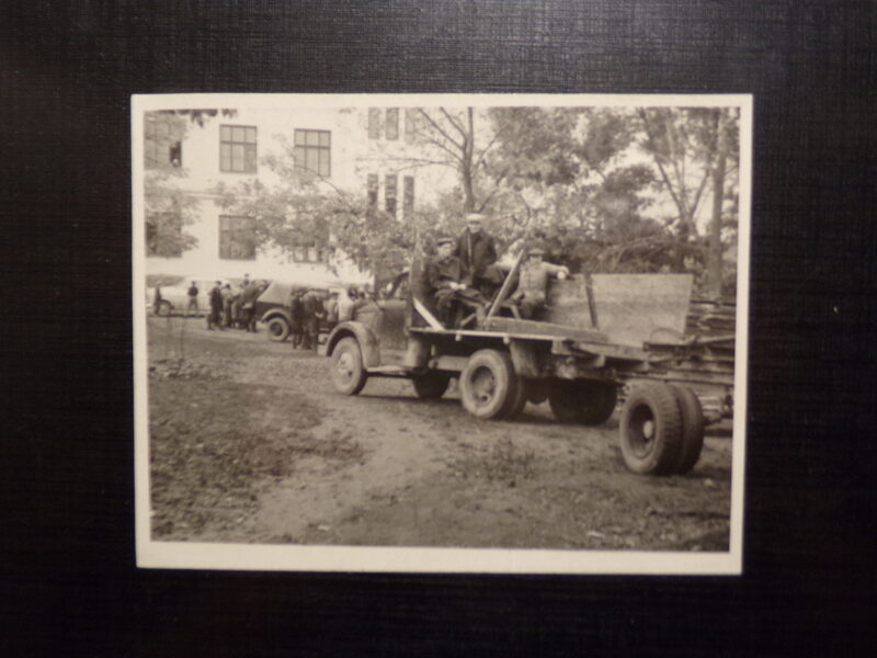 №318. Советская Латвия. Зилупе. Возле школы. 1960-тые года. Архив Дубровского Николая Андреевича.