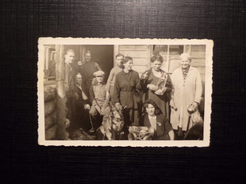 №134. Латвия. 1938 год. Люди с керосиновыми лампами.