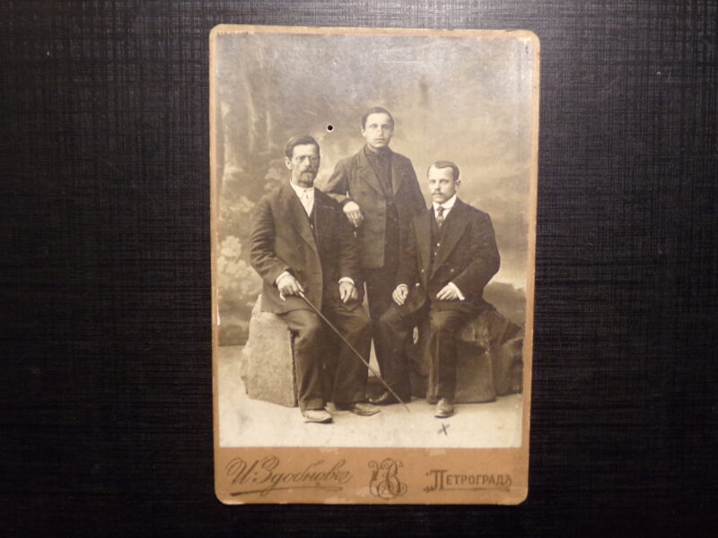 №189. Фото на картоне. Петроград. 1916 год. Студия И. Здобнова.