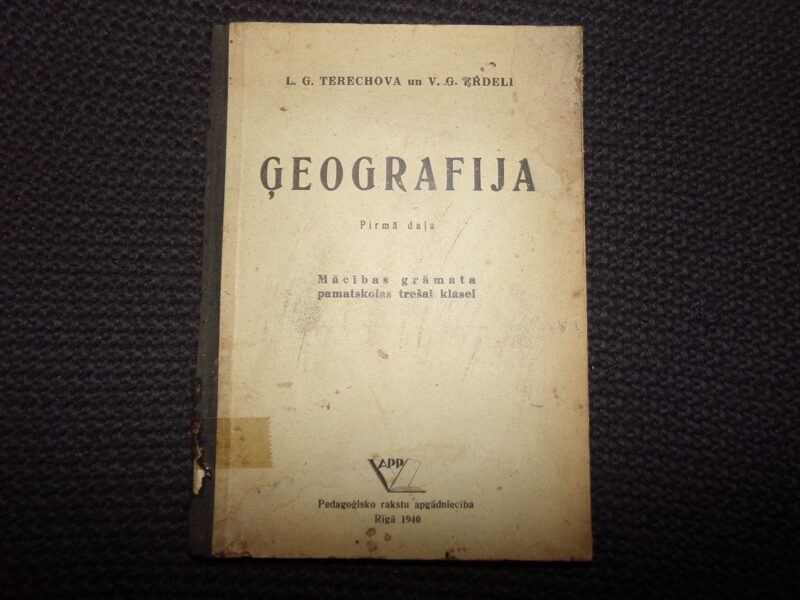 №80. География. Учебник для 3 класса. Рига. 1940 год. На латышском языке. 140 страниц.