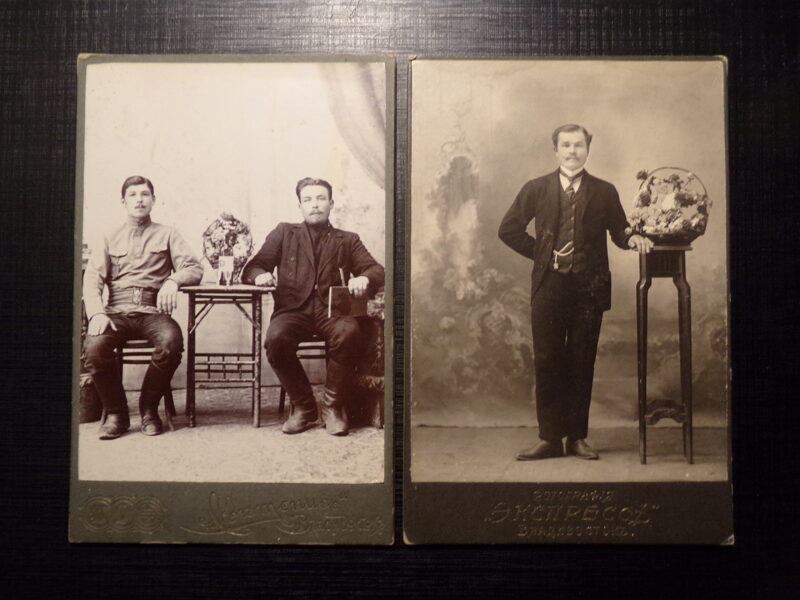 №97. Фото на картоне. Российская Империя. Начало 20 века. Владивосток. Специальное ателье художественных портретов.