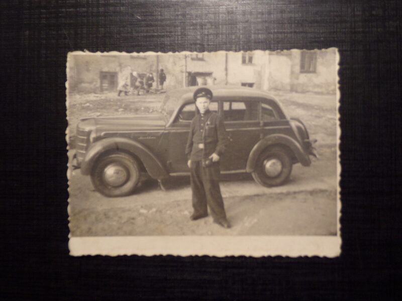 №175. Советская Латвия. Рига. Учащийся железнодорожного техникума возле автомобиля Москвич. Середина 20 века.