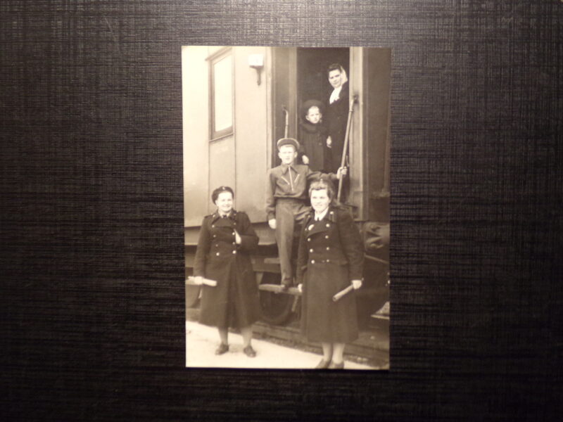 №254. Советская Латвия. Станция Зилупе. Семья Дубровских в вагоне поезда. 1958 год.