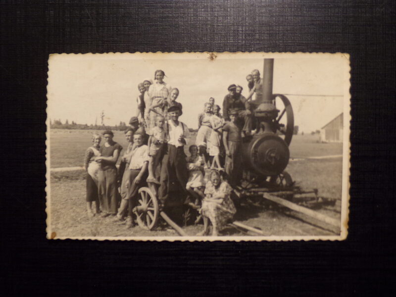 №279. Крестьяне и паровик в поле. Латвия. 1920-30 года.