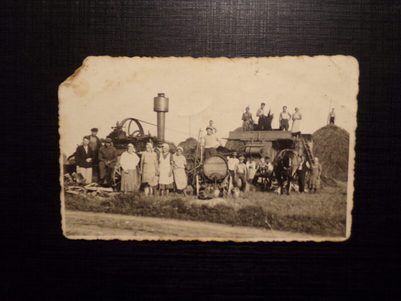 №280. Крестьяне и паровик. Латвия. 1920-30 года.