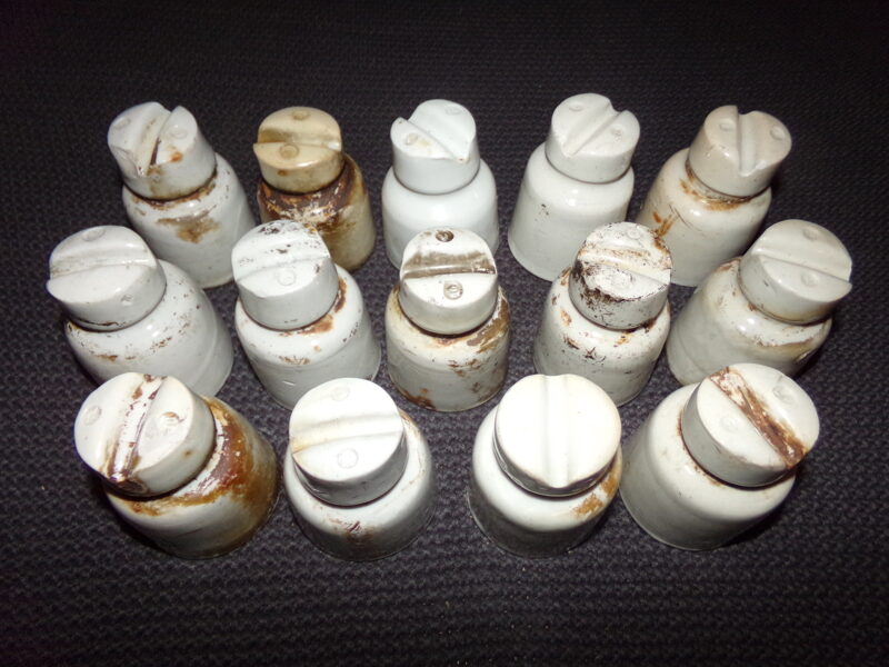 №19. 14 фарфоровых электроизоляторов. Высота 8 см.