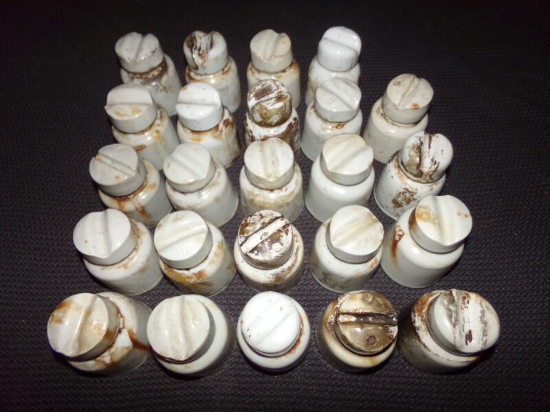 №18. 24 фарфоровых электроизолятора. Высота 9.5 см. СССР. 1980 год.