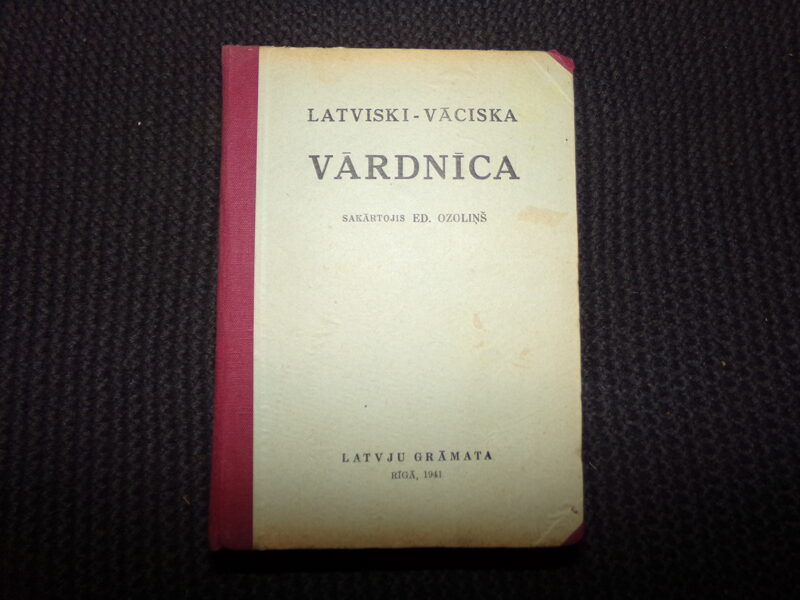 №135. Латышско-немецкий словарь. Рига. 1941 год. 687 страниц.