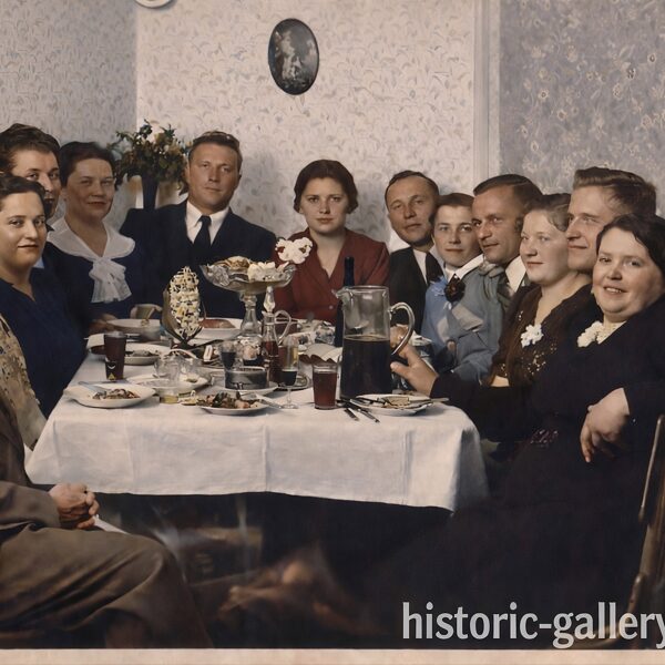 Рига. 1937 год. Дубровские принимают гостей. Цветная версия старинной фотографии.