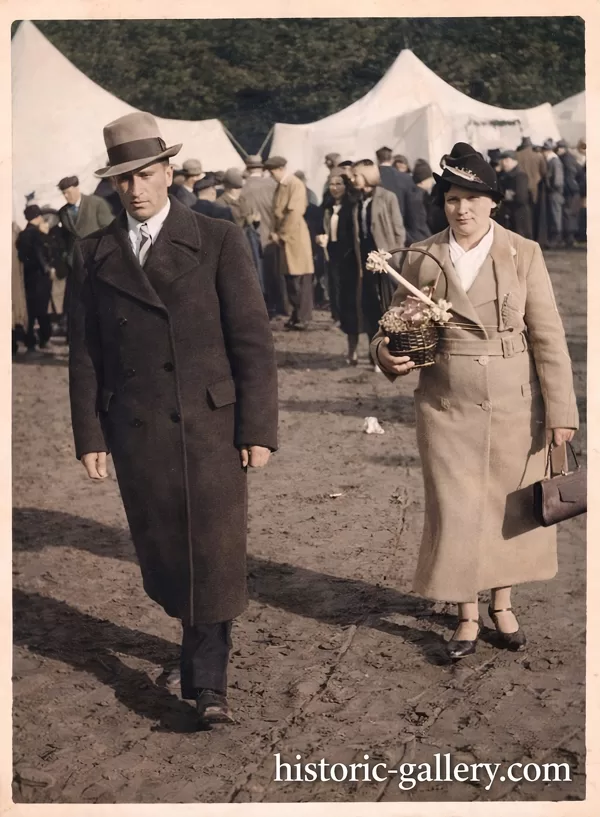 Мария и Николай Дубровские. Рига. 1939 год. Уличный фотограф.