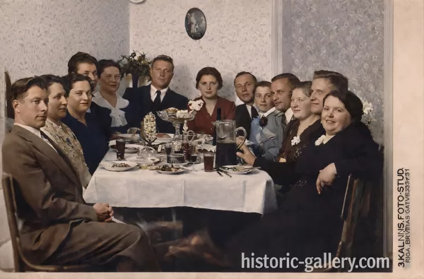 Рига. 1937 год. Дубровские принимают гостей. Цветная версия старинной фотографии.